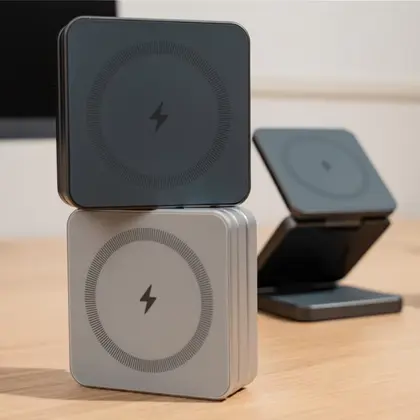 Foldable wireless charging stand